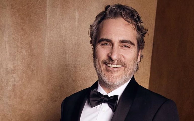 Joaquin Phoenix se emociona com aplausos no Festival de Cannes