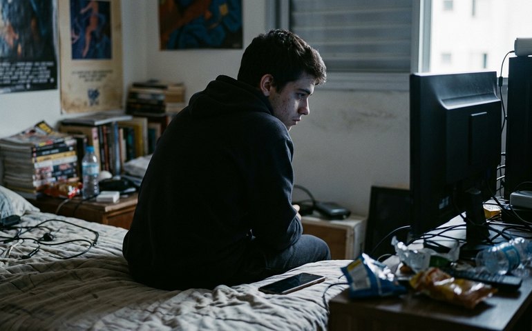 Peça #malditos16 mostra o impacto da solidão em jovens que trocaram a rua pela internet