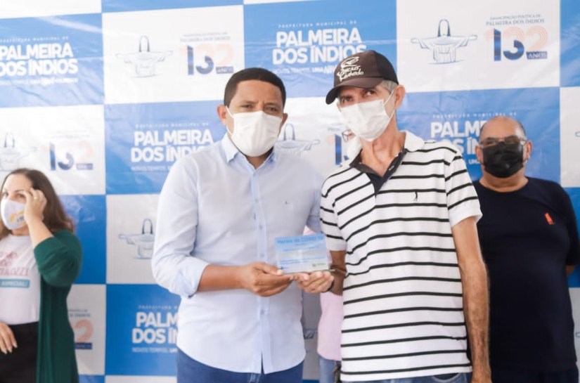 Prefeito Júlio Cezar entrega aparelhos ortopédicos e equipamentos para unidades de saúde