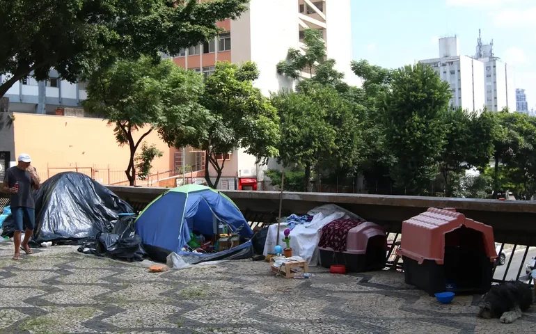 Quase 200 mil pessoas vivem em domicílios improvisados, mostra Censo