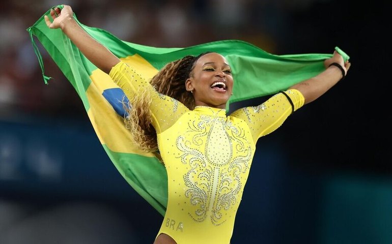 Rebeca Andrade supera Biles no solo, ganha ouro e se despede de Paris-2024 eternizada
