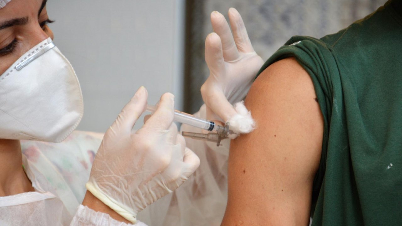 Alagoas recebe mais 112.600 doses da vacina CoronaVac neste sábado (18)