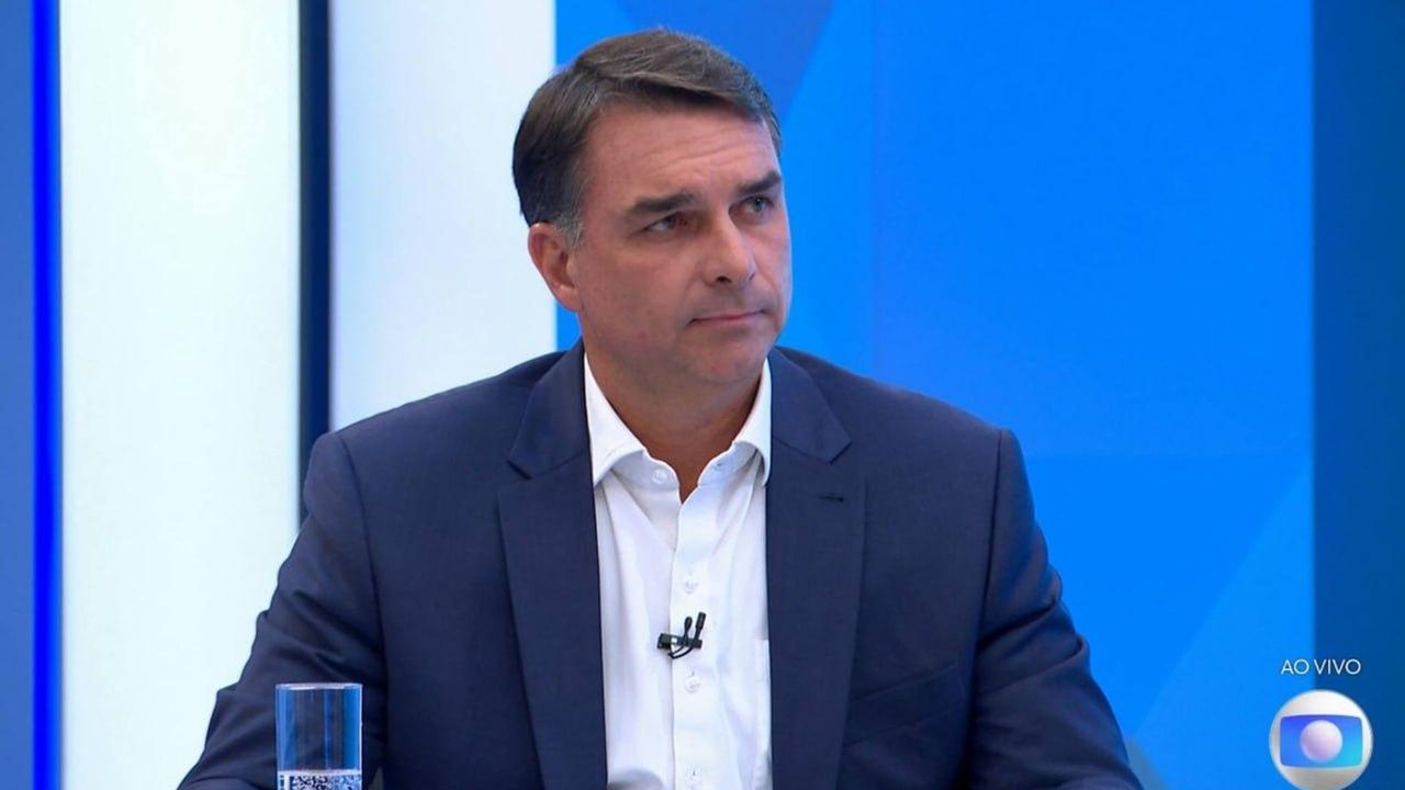 Flávio Bolsonaro critica política econômica de Lula em sabatina na Globo