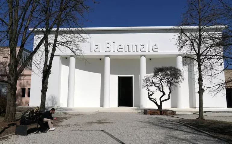 Bienal de Veneza abre 61ª edição ao público entre protestos e ecos do passado colonial