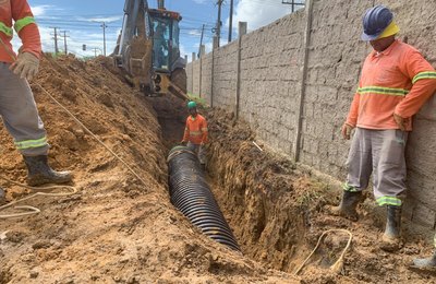 Trecho da Avenida Cachoeira do Meirim recebe implantação de rede de drenagem