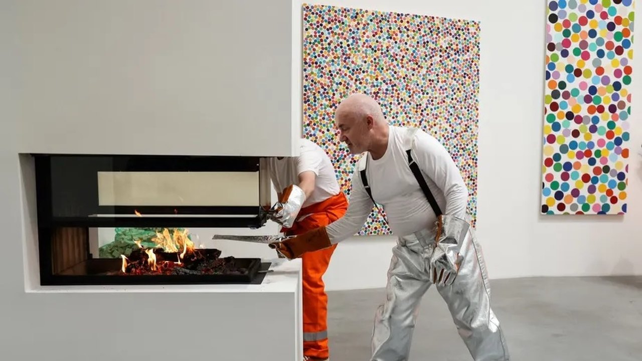 Damien Hirst queima obras após colecionadores optarem pela versão em NFTs