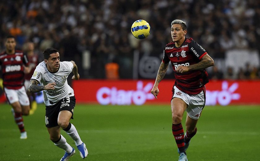 Flamengo e Corinthians buscam título da Copa do Brasil no Maracanã