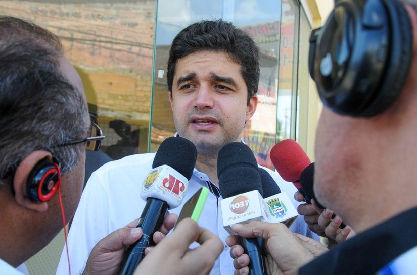 Rui vistoria obras no Vergel na noite desta terça-feira