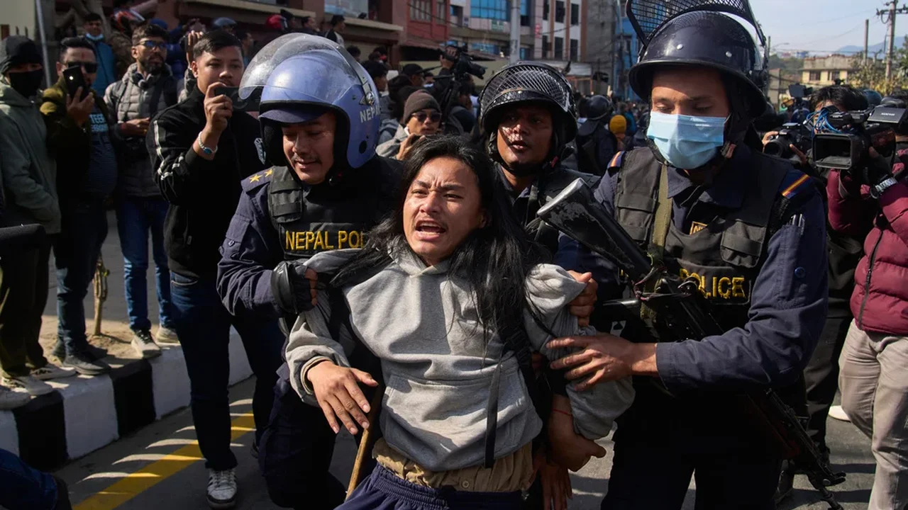 Rebeldes da Geração Z estão revoltados com o governo que eles mesmos instalaram após os protestos no Nepal