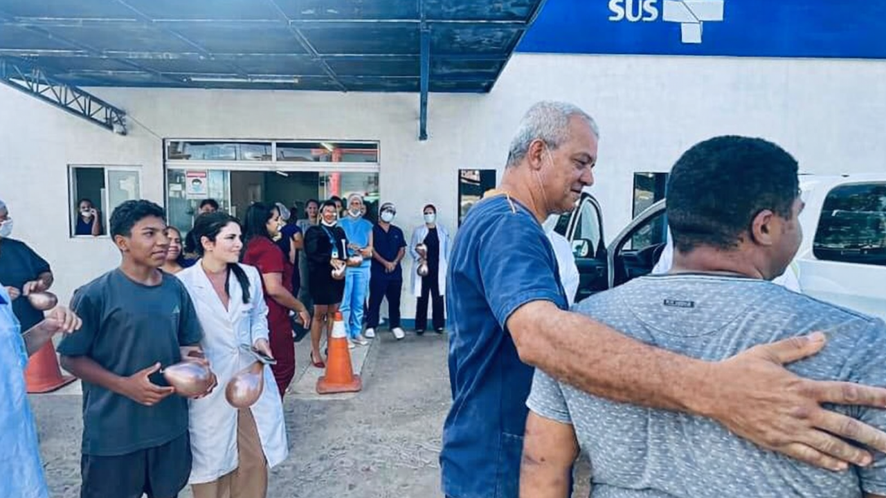 Alta hospitalar marca despedida emocionante de paciente após quase um ano internado no Hospital Dr. Ib Gatto Falcão