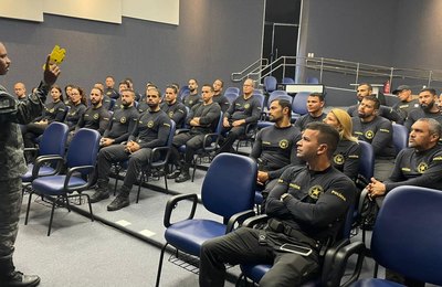 Oplit realiza treinamento para habilitação no uso de taser