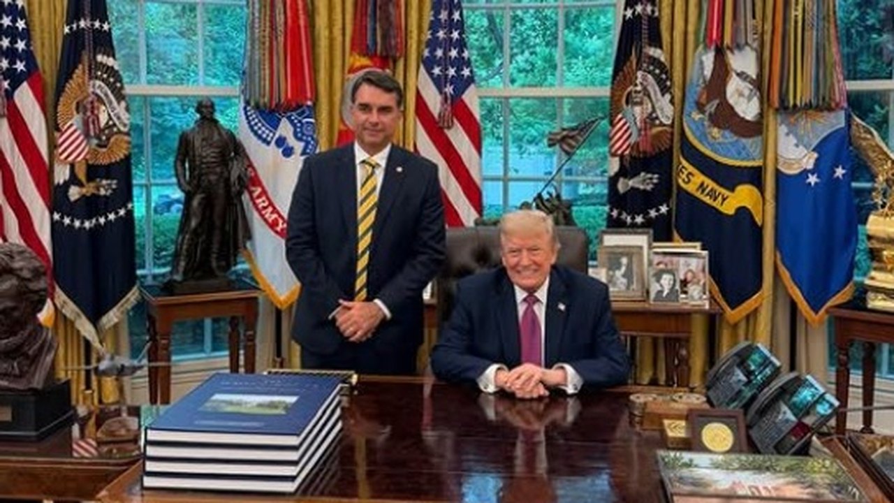 Entenda o que é a ‘challenge coin’, moeda que Flávio Bolsonaro ganhou de Trump durante visita