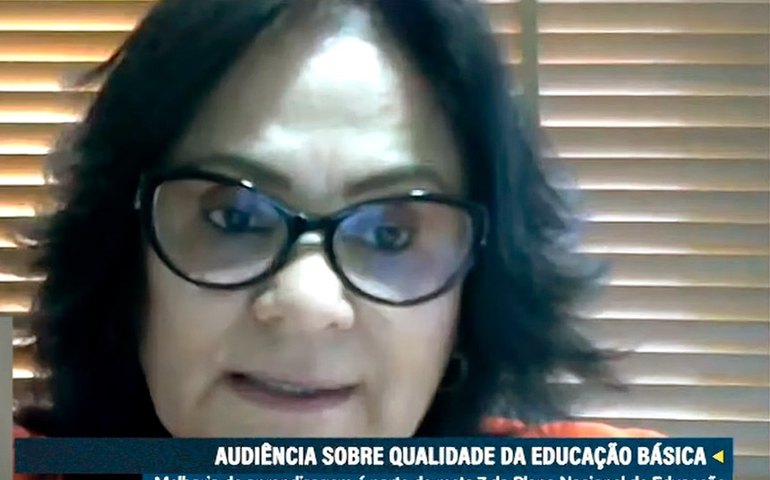 Debatedores pedem repasse de verbas aos municípios para conclusão de escolas