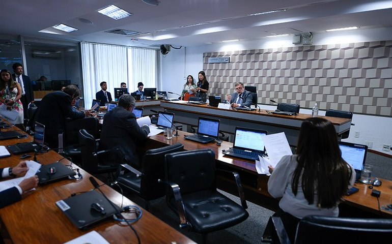 Comissão do Congresso aprova relatório da LDO de 2024 com meta de déficit zero