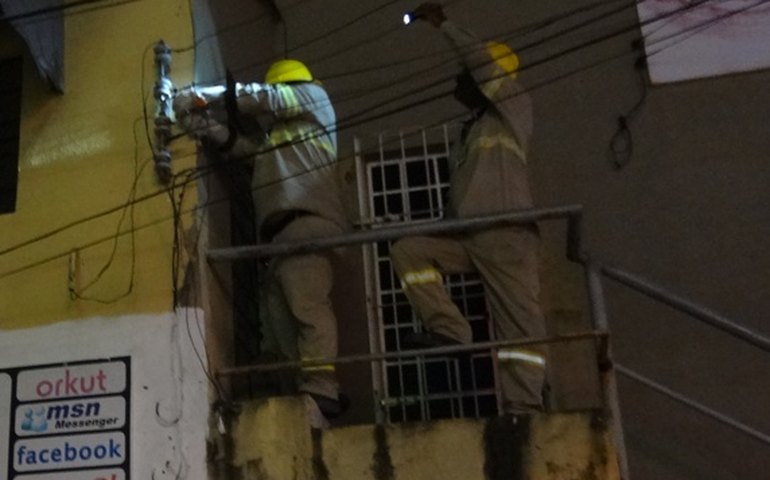 Eletrobras identifica ligações clandestinas de comerciantes no Jaraguá