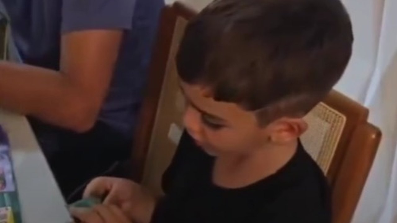 Tia surpreende sobrinho com figurinha personalizada da Copa e vídeo viraliza nas redes