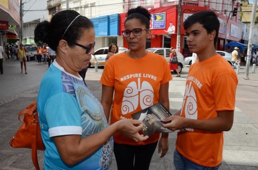 Sesau promove panfletagem para alertar sobre males do fumo