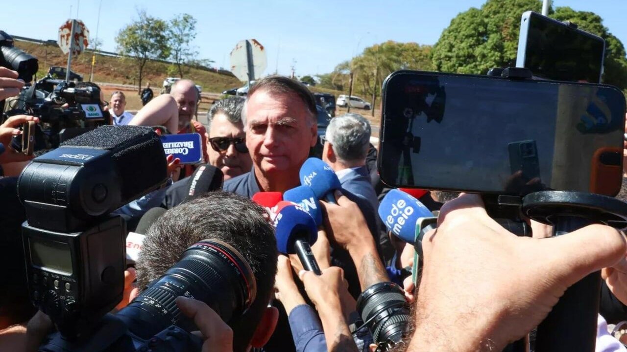Bolsonaro diz que vai consultar advogado antes de falar à imprensa