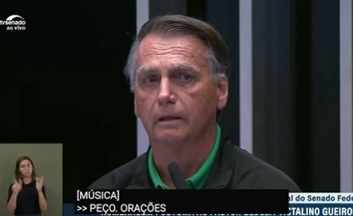 Em sessão no Senado, Bolsonaro se emociona e pede orações Em sessão no Senado, Bolsonaro se emociona e pede orações