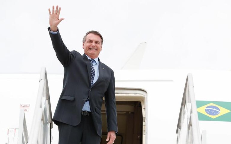 Bolsonaro vai aos EUA para não passar faixa, em resort onde Trump tem casa
