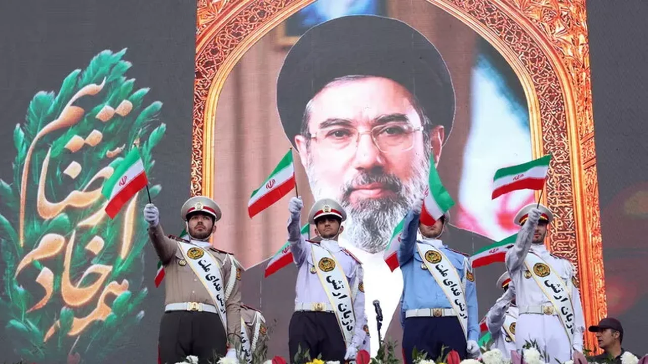 Irã se despede de Khamenei e enfrenta seu legado entre divisões