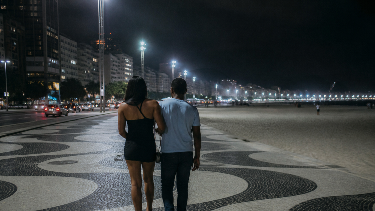 Homem combina programa por aplicativo com travesti em Copacabana, é vítima de extorsão e perde quase R$ 15 mil