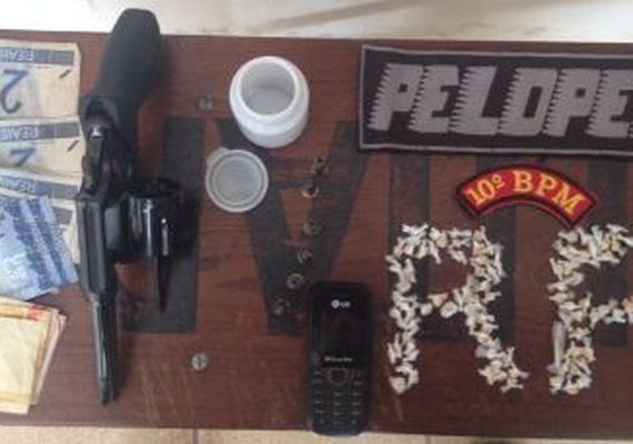 PM prende dois e apreende menor com drogas e arma de fogo em Palmeira dos Índios