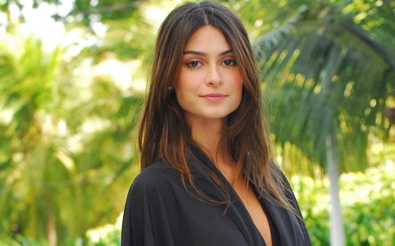 &#8216;Pegue sua opinião e guarde pra você&#8217;, desabafa Thaila Ayala sobre maternidade