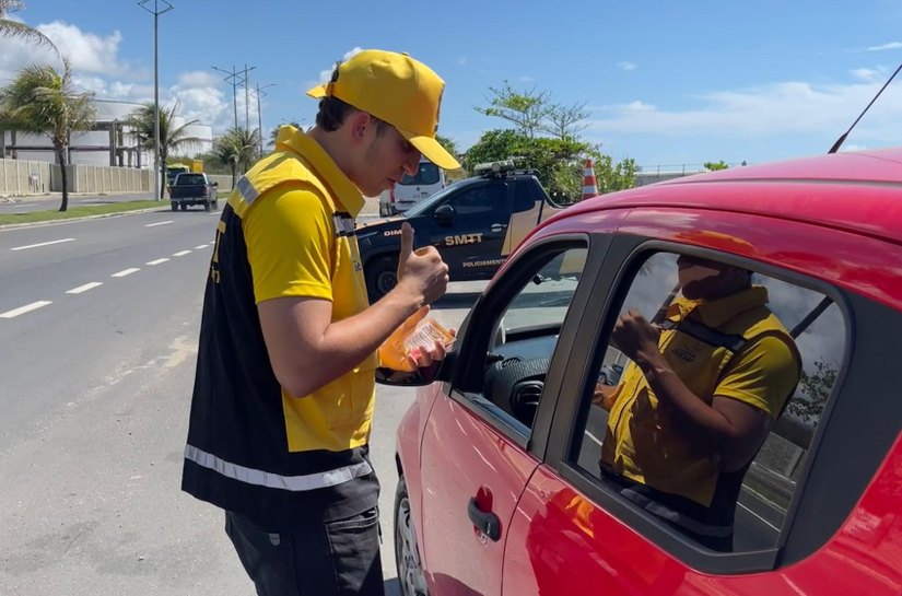 DMTT promove ação educativa no Pontal da Barra