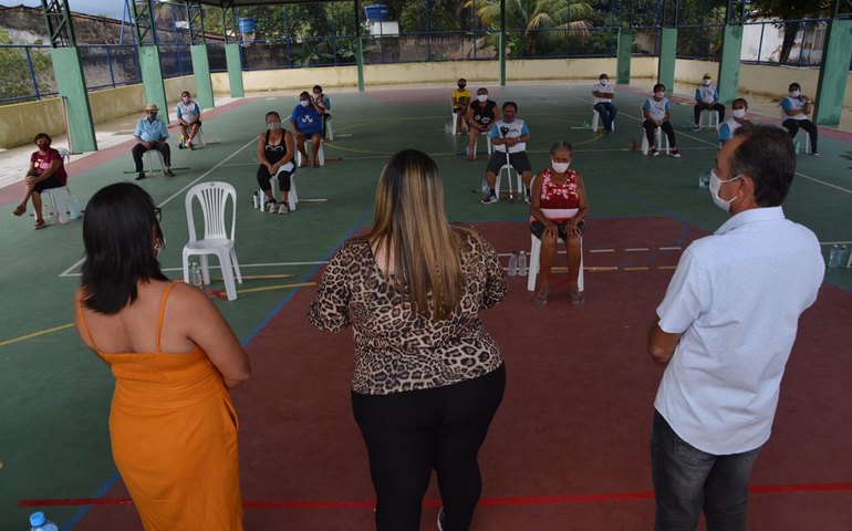 CRAS de Anadia realiza aula inaugural de exercícios físicos com grupo de idosos