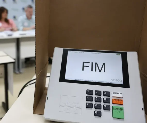Faltam 10 dias: TRE/AL alerta para crimes eleitorais e reforça proibição de celular na cabina de votação