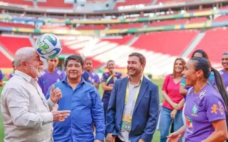 Lula visita treino da seleção feminina e defende igualdade de salários entre homens e mulheres