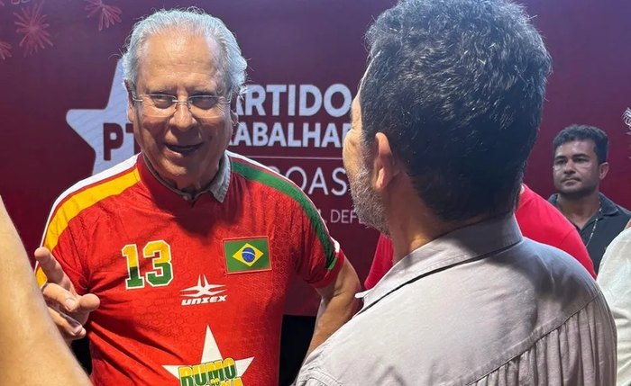 Zé Dirceu durante manifesto em Maceió