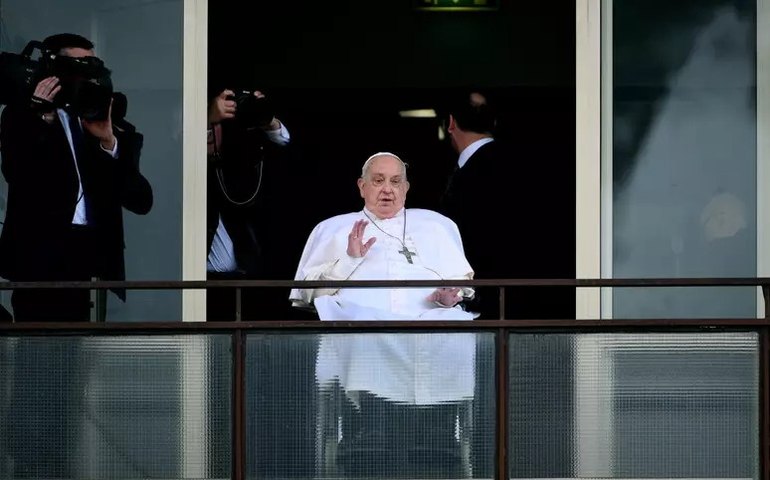 Papa faz primeira aparição após internação e agradece fiéis; Francisco saiu na sacada de hospital antes de receber alta