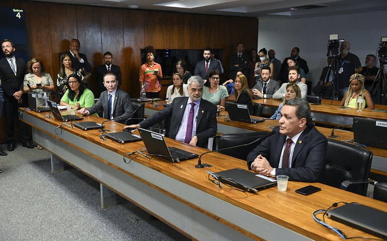 Senadores querem perdão criminal para garimpeiros na terra Yanomami, revela ofício