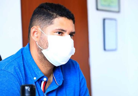 Prefeito de Roteiro cumpre PL que garantiu 14º salário aos servidores da educação