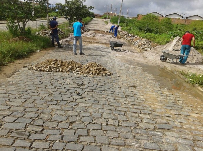 Com clima instável, prefeitura trabalha para melhorar ruas de Arapiraca