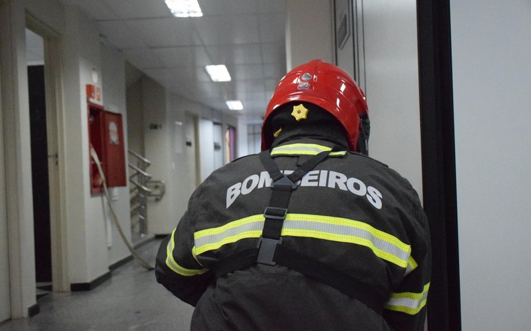 Bombeira de folga foi fundamental na evacuação de prédio durante incêndio em Maceió