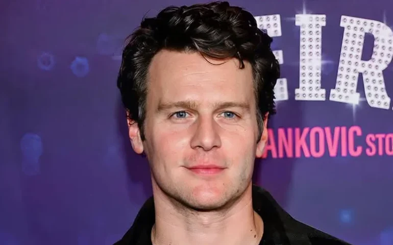 Astro da Broadway, Jonathan Groff se firma como intérprete abertamente gay que encanta homens e mulheres