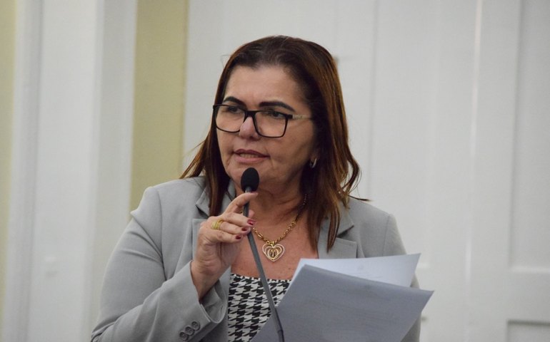 Ângela Garrote transfere título de eleitor para Palmeira e dá largada para 2020