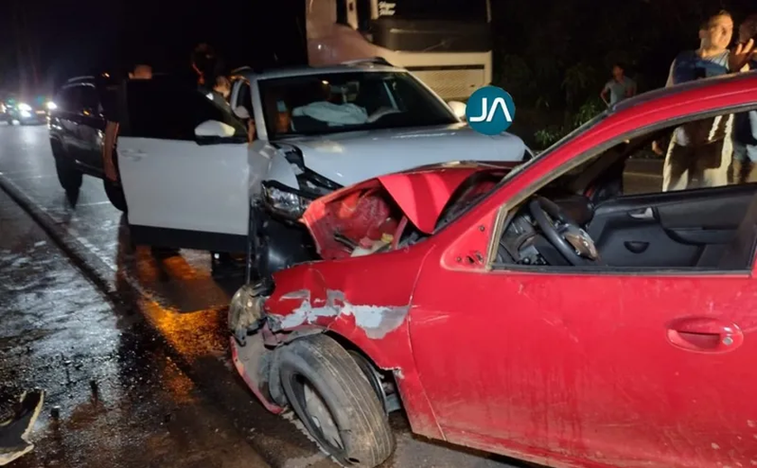 Colisão frontal deixa quatro pessoas feridas em Arapiraca