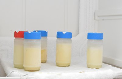 Doação de leite materno salva vidas de bebês prematuros, orienta pediatra da Sesau