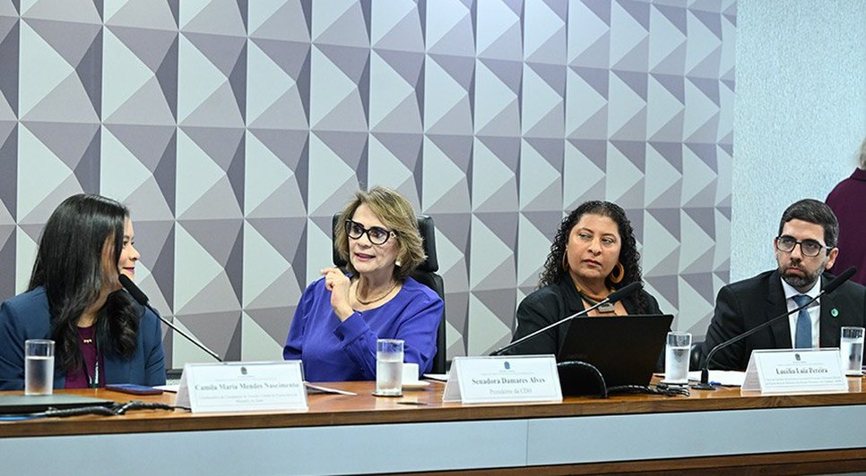 A senadora Damares Alves (2ª à esq.) presidiu o debate  / Foto: Geraldo Magela/Agência Senado