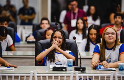 Estudante de escola municipal se destaca em projeto que aproxima jovens do legislativo