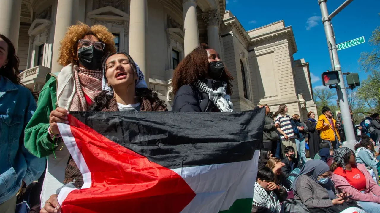 Assédio e vazamento de informações: Entenda por que estudantes usam máscaras nos protestos pró-Palestina nos EUA