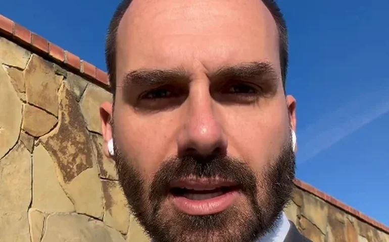 Após prisão do pai, Eduardo Bolsonaro pressiona pela anistia e pede para apoiadores não desanimarem