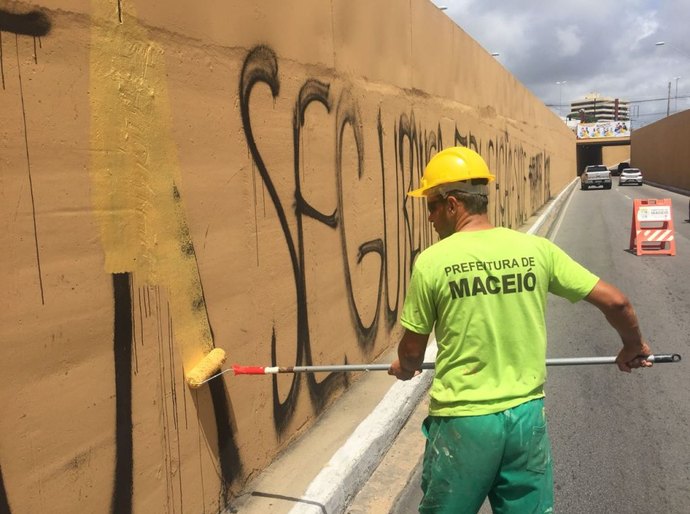 Prefeitura recupera viaduto José Aprígio após nova ação de vândalos