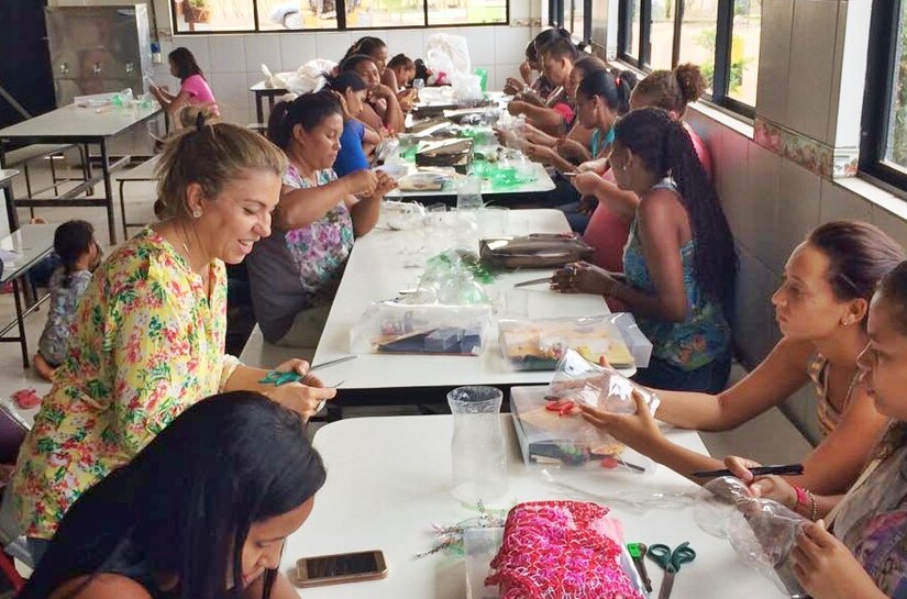 Mulheres de comunidades carentes de Maceió participam de oficinas para criação e venda de acessórios