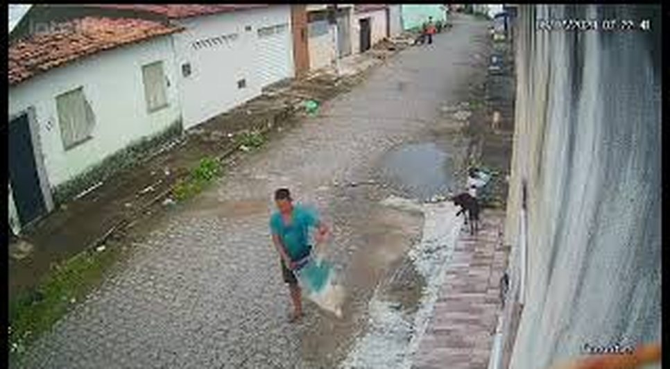 Homem é flagrado furtando baldes de lixo em Nossa Senhora do Socorro: VÍDEO.jpg