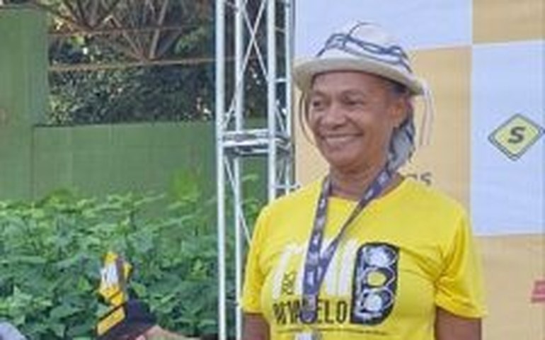 Carminha sobe ao pódio com a bandeira de Arapiraca na Corrida Maio Amarelo em São Paulo